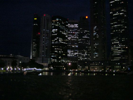 Hochhuser rund um den Singapur River bei Nacht